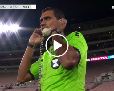 VAR Comunica Com o Árbitro… Com Um Telefone Do Século Passado