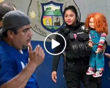 Polícia Detém e Algema Boneco “Chucky” Que Estava a Ser Usado Para Assustar Pessoas Polícia Detém e Algema Boneco “Chucky” Que Estava a Ser Usado Para Assustar Pessoas