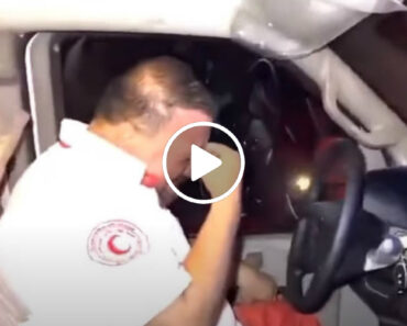 Tripulante De Ambulância Chora Compulsivamente Durante Resgate Em Gaza