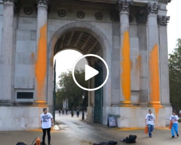 Ativistas Detidos Após Pintarem De Laranja Arco De Wellington Em Londres Ativistas Detidos Após Pintarem De Laranja Arco De Wellington Em Londres