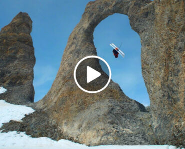 O Impressionante Salto De Esqui Através Do Arco Aiguille Pierced