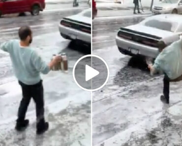 Homem Tenta Derramar Água Quente No Para-Brisas Do Carro Mas Acaba Por Derramá-la Sobre Si Mesmo