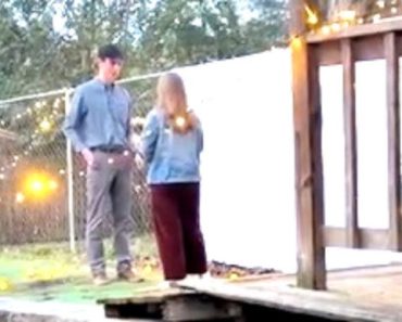 Foi “Contratada” Para Filmar Pedido De Casamento. Guaxinim Tramou-a Foi “Contratada” Para Filmar Pedido De Casamento. Guaxinim Tramou-a