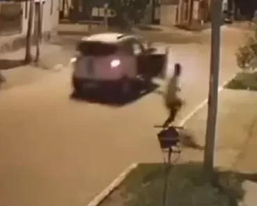 Fugitivo Da Polícia Sai Do Carro Em Andamento e Finge Ser Apenas Um Cidadão Curioso Fugitivo Da Polícia Sai Do Carro Em Andamento e Finge Ser Apenas Um Cidadão Curioso