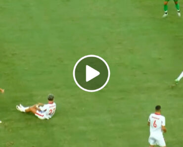 Jogador Salta Para As Costas Do Adversário e Simula Estar a “Cavalgar” Num Cavalo Jogador Salta Para As Costas Do Adversário e Simula Estar a “Cavalgar” Num Cavalo