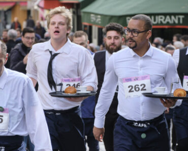 Cerca De 200 Empregados De Mesa “Correram” De Tabuleiro Na Mão Em Paris