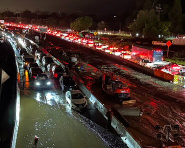 Inundações Em Autoestrada Da Califórnia Deixam Condutores Encurralados Inundações Em Autoestrada Da Califórnia Deixam Condutores Encurralados
