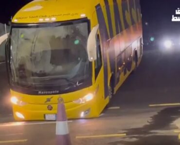 Autocarro Do Al Nassr Fica Preso Na Estrada à Chegada Ao Estádio Autocarro Do Al Nassr Fica Preso Na Estrada à Chegada Ao Estádio