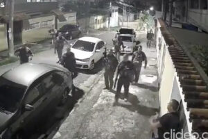 Grupos De Polícias Brasileiros Encontram-se De Noite e Acabam Aos Tiros Pensando Serem Traficantes
