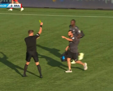 Insólito: Fisioterapeuta Português Vê Amarelo Por Entrar No Campo Sem Autorização e Depois… é Expulso Insólito: Fisioterapeuta Português Vê Amarelo Por Entrar No Campo Sem Autorização e Depois… é Expulso