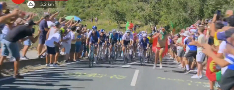 Lamentável: Adepto Corre (Quase) Nu à Frente Do Pelotão Da Vuelta e Pouco Depois… Gera-se o Caos Lamentável: Adepto Corre (Quase) Nu à Frente Do Pelotão Da Vuelta e Pouco Depois… Gera-se o Caos