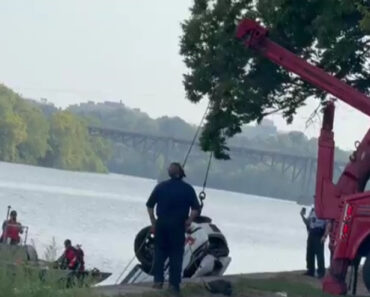 Casal Em Momento Íntimo No Carro “Atira” Viatura Para Dentro De Rio Casal Em Momento Íntimo No Carro “Atira” Viatura Para Dentro De Rio