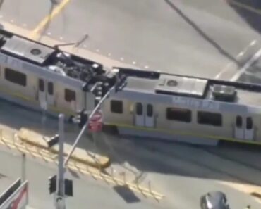 Metro Em Los Angeles Descarrila Após Colisão Com Carro Metro Em Los Angeles Descarrila Após Colisão Com Carro