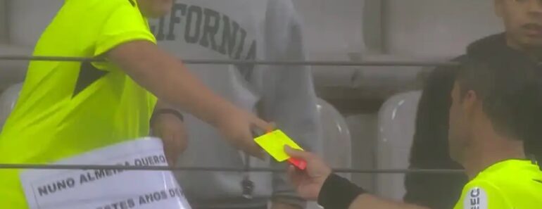 Árbitro Nuno Almeida Entregou Últimos Cartões e Apito a Jovem Fã Árbitro Nuno Almeida Entregou Últimos Cartões e Apito a Jovem Fã