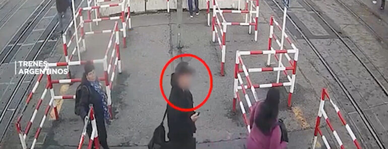 Jovem Quase Acaba Atropelado Pelo Metro Por Estar Distraído Com o Telemóvel Jovem Quase Acaba Atropelado Pelo Metro Por Estar Distraído Com o Telemóvel