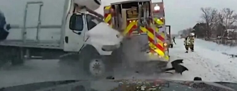 Camião Embate Em Carro Dos Bombeiros Nos Estados Unidos Camião Embate Em Carro Dos Bombeiros Nos Estados Unidos