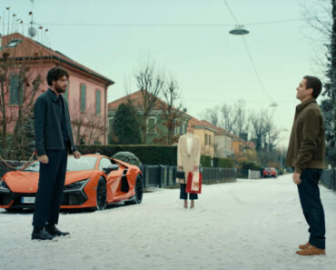 O Natal Segundo a Lamborghini Com Um Revuelto Em Pano De Fundo