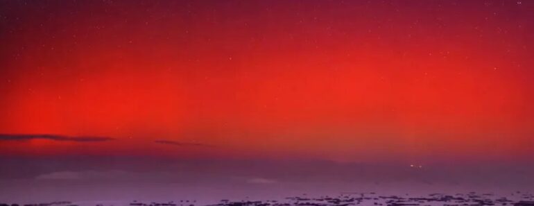 Céu Da Mongólia Coloriu-se De Tons Vermelhos. As Imagens Da Aurora Boreal Céu Da Mongólia Coloriu-se De Tons Vermelhos. As Imagens Da Aurora Boreal