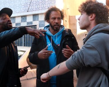 Jovem Faz Uma Visita Guiada Da Cova Da Moura Jovem Faz Uma Visita Guiada Da Cova Da Moura