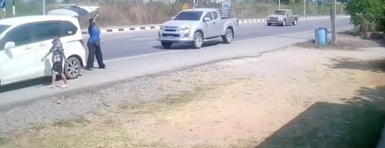 Mãe e Filho Escapam No Último Segundo De Serem Esmagados Por Veículo Na Tailândia Mãe e Filho Escapam No Último Segundo De Serem Esmagados Por Veículo Na Tailândia