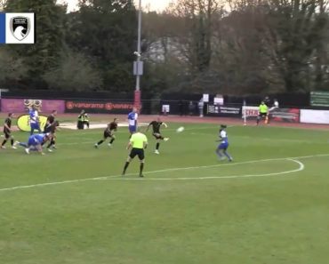 Aliviou Para Onde Estava Virado e Chegou Ao Hat-Trick Com Remate… De Uma Área à Outra Aliviou Para Onde Estava Virado e Chegou Ao Hat-Trick Com Remate… De Uma Área à Outra