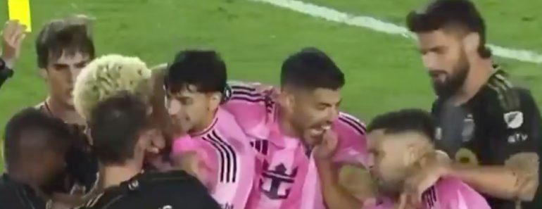 Luis Suárez Tenta Morder Novamente… Mas Recua Ao Perceber Que é Um Colega De Equipa Luis Suárez Tenta Morder Novamente… Mas Recua Ao Perceber Que é Um Colega De Equipa