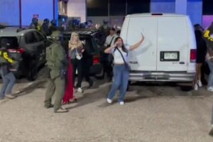 Polícia Invade Discoteca e Detém Centenas De Migrantes Ilegais