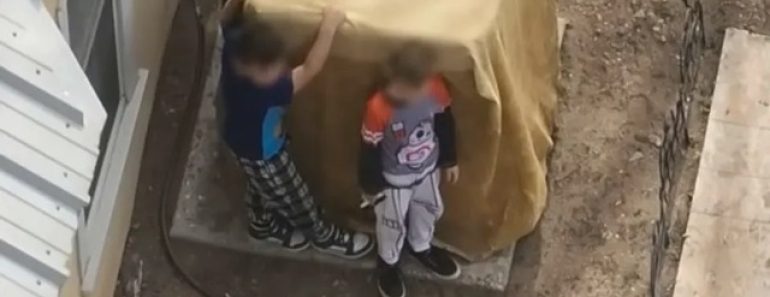 Crianças De 7 e 9 Anos “Apanhadas” Com Arma De Fogo Carregada Nos EUA Crianças De 7 e 9 Anos “Apanhadas” Com Arma De Fogo Carregada Nos EUA