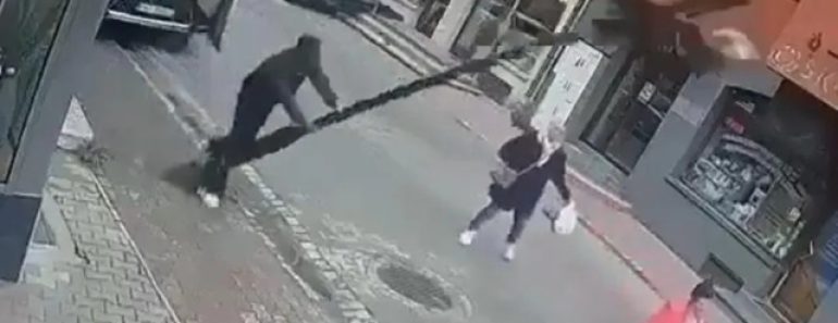 Poste Cai Após Homem Se Encostar e Atinge Mulher. Incidente Ficou Gravado Poste Cai Após Homem Se Encostar e Atinge Mulher. Incidente Ficou Gravado