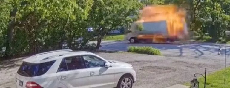 Carrinha Explode Em Bairro De Chicago. Fez Um Ferido e Danificou 4 Casas Carrinha Explode Em Bairro De Chicago. Fez Um Ferido e Danificou 4 Casas