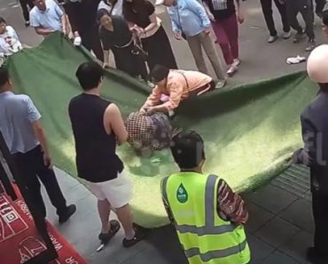 Idosa Vê-se “Encurralada” e Salta De Topo De Prédio. Estranhos Salvam-na Idosa Vê-se “Encurralada” e Salta De Topo De Prédio. Estranhos Salvam-na