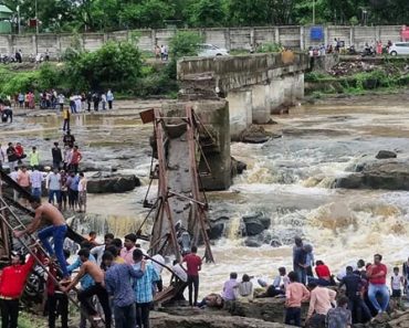 Dois Mortos e Vários Desaparecidos Em Desabamento De Ponte Na Índia Dois Mortos e Vários Desaparecidos Em Desabamento De Ponte Na Índia