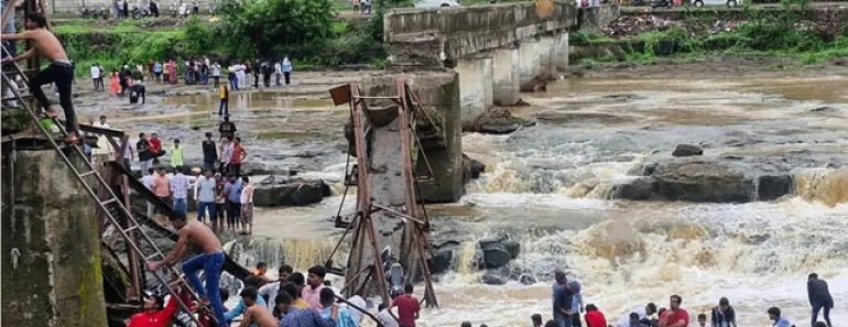 Dois Mortos e Vários Desaparecidos Em Desabamento De Ponte Na Índia Dois Mortos e Vários Desaparecidos Em Desabamento De Ponte Na Índia