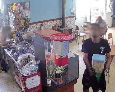 Máquina Furtada Em Plena Luz Do Dia Num Café De Santo Tirso Com Funcionária e Cliente Presentes Máquina Furtada Em Plena Luz Do Dia Num Café De Santo Tirso Com Funcionária e Cliente Presentes