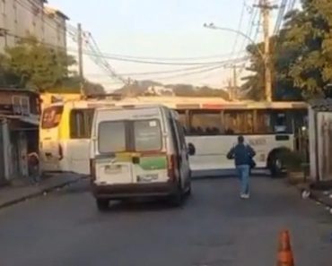 Traficantes Roubam Autocarro Para Fazer Barricada No Rio De Janeiro Traficantes Roubam Autocarro Para Fazer Barricada No Rio De Janeiro