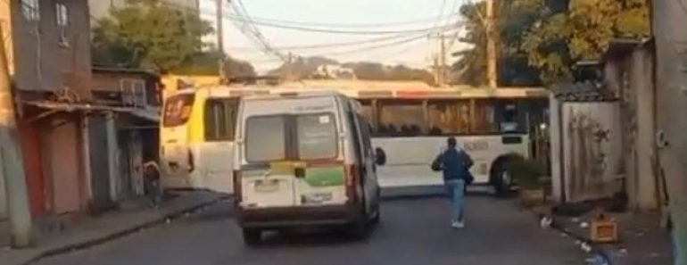 Traficantes Roubam Autocarro Para Fazer Barricada No Rio De Janeiro Traficantes Roubam Autocarro Para Fazer Barricada No Rio De Janeiro