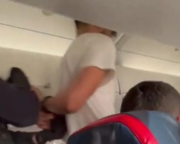 Passageiro Tenta “Abrir Porta De Emergência” Em Voo e é Detido Passageiro Tenta “Abrir Porta De Emergência” Em Voo e é Detido