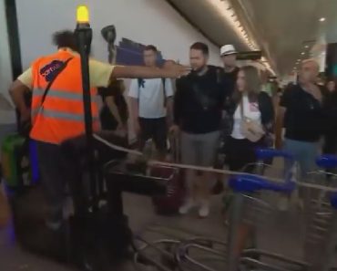 Multidão No Aeroporto à Chegada De Richard Ríos… e Funcionário Encontra Forma Original De Passar Com o Carrinho Multidão No Aeroporto à Chegada De Richard Ríos… e Funcionário Encontra Forma Original De Passar Com o Carrinho