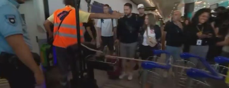 Multidão No Aeroporto à Chegada De Richard Ríos… e Funcionário Encontra Forma Original De Passar Com o Carrinho Multidão No Aeroporto à Chegada De Richard Ríos… e Funcionário Encontra Forma Original De Passar Com o Carrinho