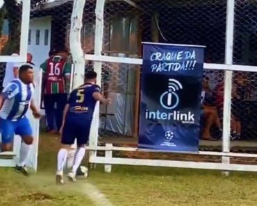 Jogador Tranca Adversário Fora Do Campo Durante Jogo Jogador Tranca Adversário Fora Do Campo Durante Jogo