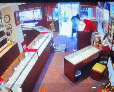 Ladrões Roubam Joalharia Avaliada Em 1,7 Milhões De Euros Em Apenas Dois Minutos Nos EUA Ladrões Roubam Joalharia Avaliada Em 1,7 Milhões De Euros Em Apenas Dois Minutos Nos EUA