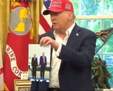 Donald Trump Recebe Presente De Vladimir Putin: “É Uma Boa Foto Dele” Donald Trump Recebe Presente De Vladimir Putin: “É Uma Boa Foto Dele”