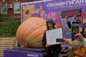 Agricultor Russo Bate Recorde Com Abóbora Gigante De Quase Uma Tonelada