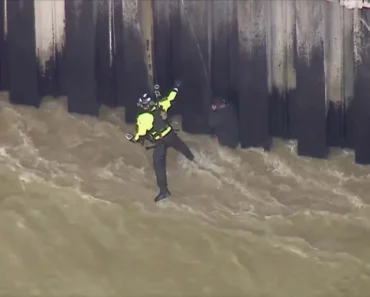 Homem Resgatado Por Helicóptero Após Cair Ao Rio Agitado Homem Resgatado Por Helicóptero Após Cair Ao Rio Agitado