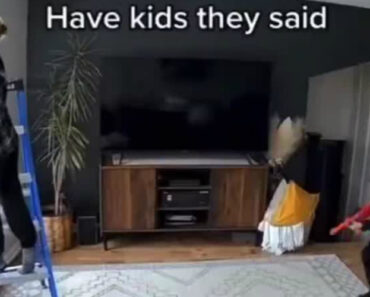 Brincadeira De Filho Quando a Mãe Estava a Pintar Termina De Forma Assustadora Brincadeira De Filho Quando a Mãe Estava a Pintar Termina De Forma Assustadora