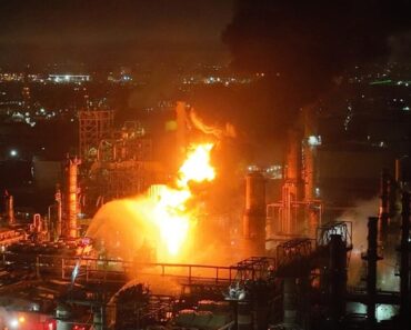Explosão Em Refinaria Causa Incêndios Com “Chamas De 90” Metros Nos EUA
