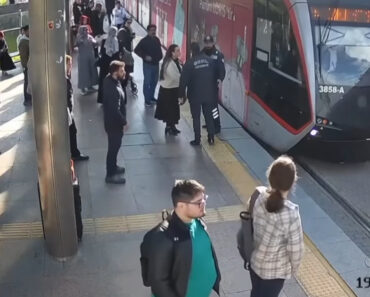 Segurança Evita Tragédia e Salva Mulher Com Auscultadores De Ser Atropelada Por Elétrico Segurança Evita Tragédia e Salva Mulher Com Auscultadores De Ser Atropelada Por Elétrico