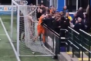 Bronca Em Inglaterra. Guarda-Redes Esmurra Adepto e Jogo é Suspenso