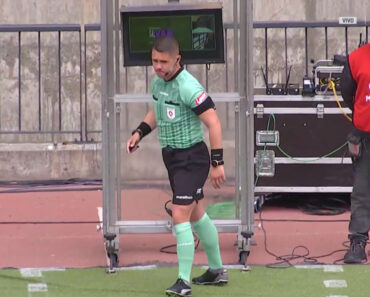 Árbitro Usa VAR Para Promover Prevenção Do Cancro Da Mama No Chile Árbitro Usa VAR Para Promover Prevenção Do Cancro Da Mama No Chile