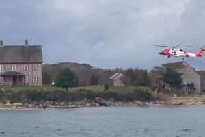 Barco Arde e Família Nada Até Ilha Nos EUA. Foram Resgatados Após 2 Dias